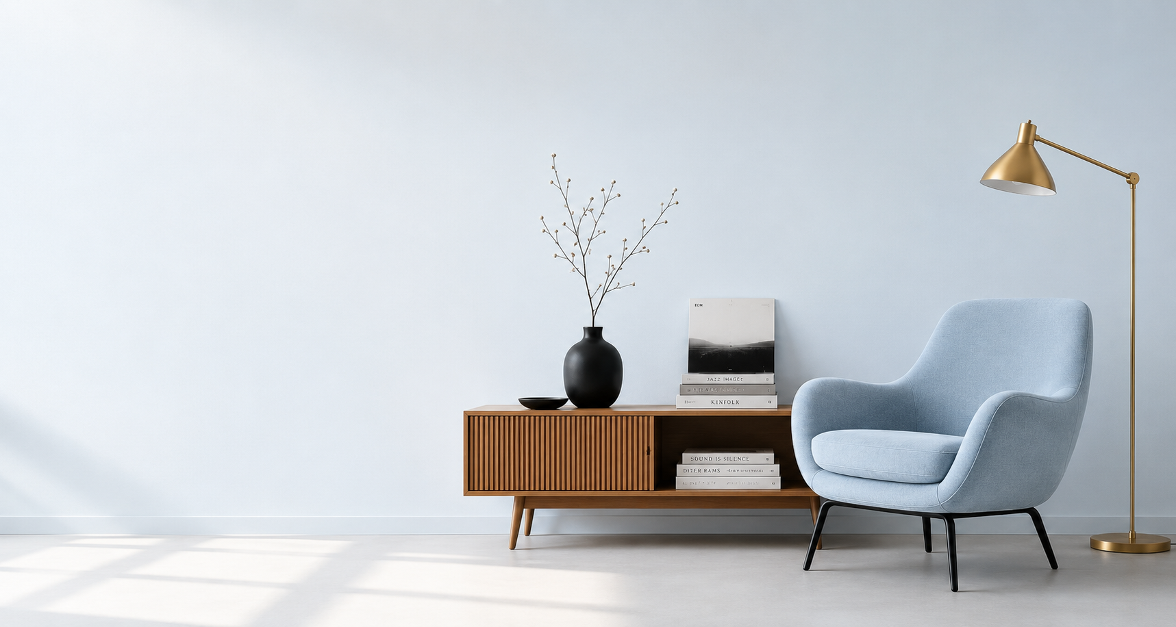 Wohnzimmer mit Sessel, Lampe und HiFi-Anlage